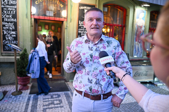 Přiznal, že největší vrásky mu v poslední době dělá podmáčený rodinný dům. 