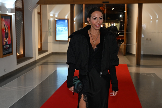 Agáta Hanychová vytáhla drahou kabelku.