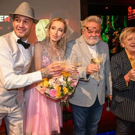 Jaroslava Obermaierová vedle Václava Upíra Krejčího, Lucy Junk a Sámera Issy. 