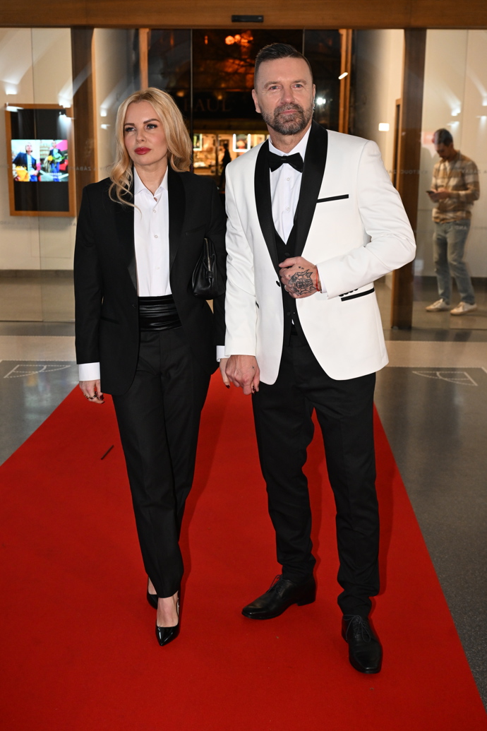 Kateřina Kristelová s Tomášem Řepkou v elegantním černobílém outfitu.