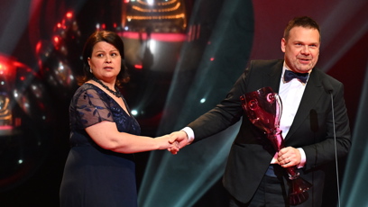 FOTO: Petra Alvarez Šimková převzala cenu z rukou ministra Martina Baxy.