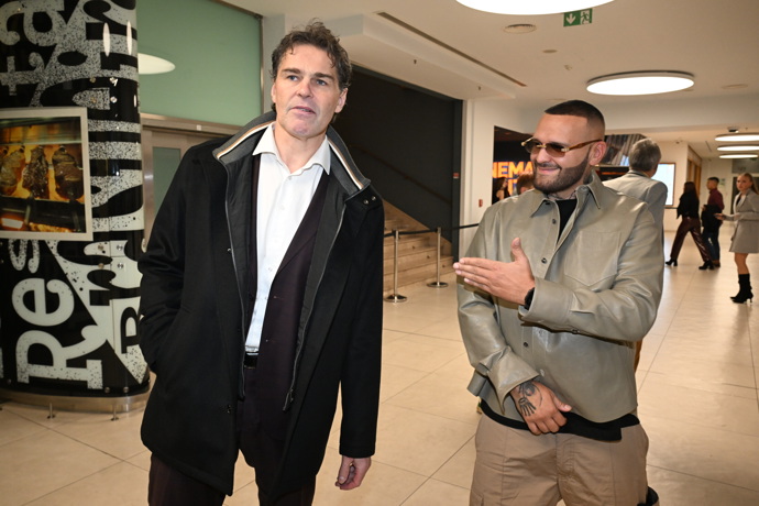 Večer na premiéře si Jágr užívá po svém.