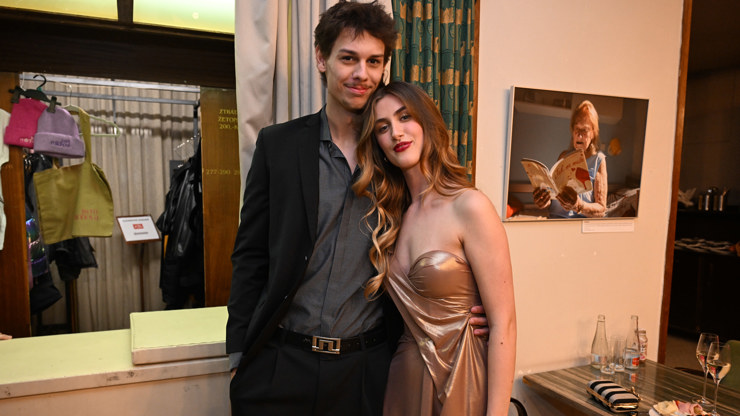 Justýna Drábková randí s hokejistou. 