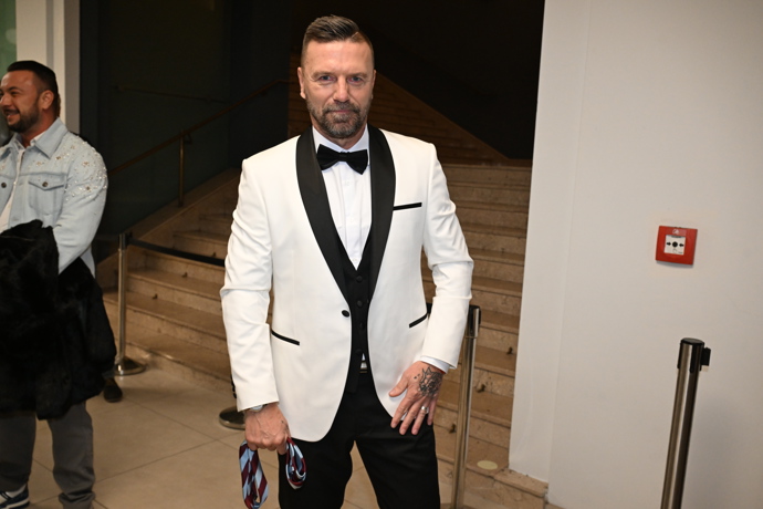 Kateřina Kristelová s Tomášem Řepkou v elegantním černém outfitu.