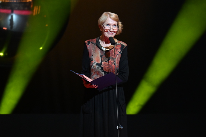 Herečka Daniela Kolářová předávala cenu Thálie.