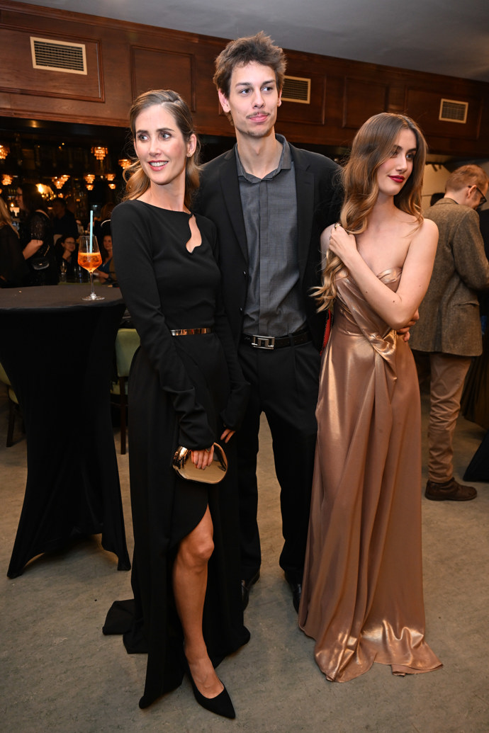 Přítel Justýny má kolem sebe samé krásné ženy.