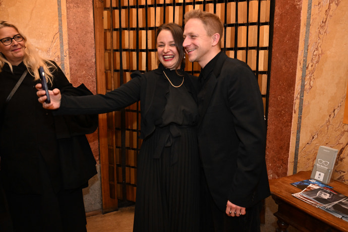 Tomáš Klus byl na premiéře v dobré náladě.