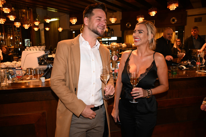 Denise Ayverdi měla skvělou náladu po boku sympaťáka.