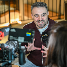 Britský spisovatel Robert Bryndza promluvil o své práci.