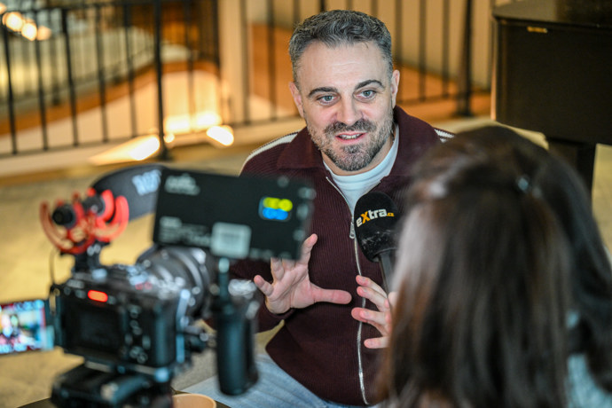 Britský spisovatel Robert Bryndza promluvil o své práci.