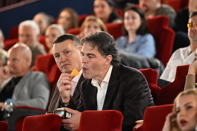 Jaromír Jágr se plně oddal filmovému zážitku... a jídlu.