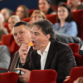 Jaromír Jágr si s chutí dopřává chips.