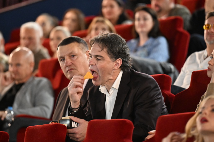 Jaromír Jágr si s chutí dopřává chips.