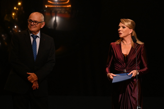 Milan Kňažko předával cenu Zdeně Studenkové.