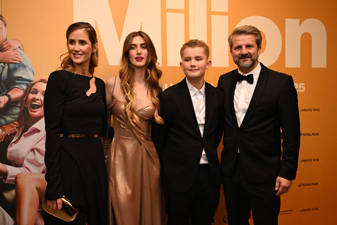 Bývalí manželé dorazili s dětmi jako jedna rodina.