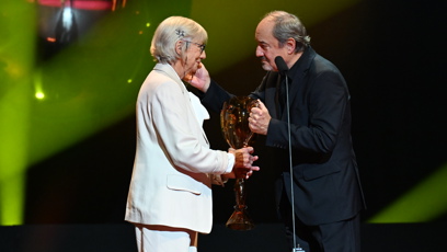 FOTO: Dana Syslová převzala cenu z rukou Viktora Preisse.