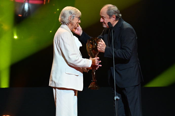 Dana Syslová převzala cenu z rukou Viktora Preisse.