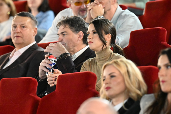 Hokejista na dietě během filmové premiéry.