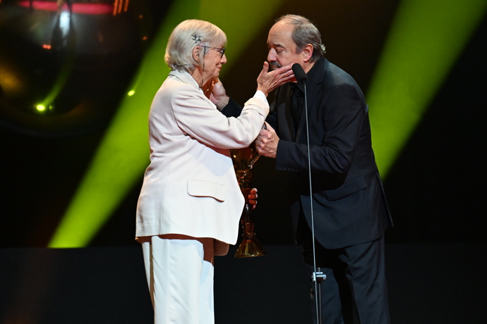 Dana Syslová převzala cenu z rukou Viktora Preisse.