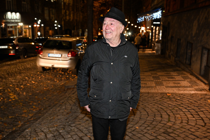 Petr Janda čekající na odvoz.