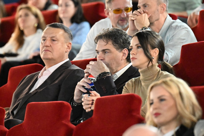 Zamilovaný pár na večerní akci.