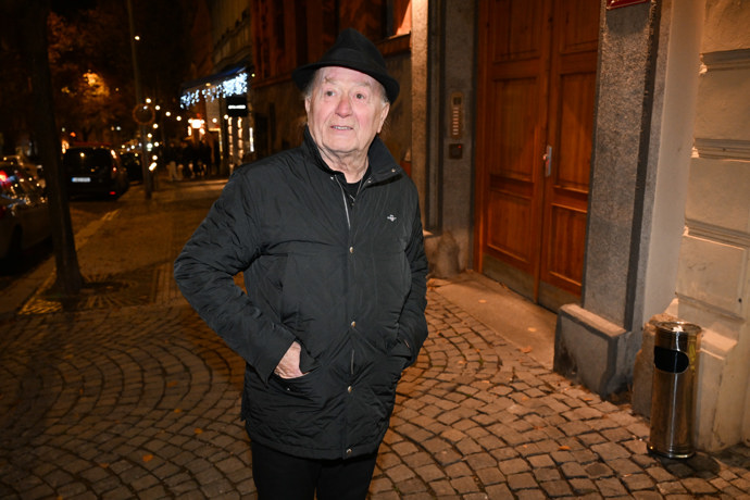 Petr Janda v černém kabátku a klobouku.