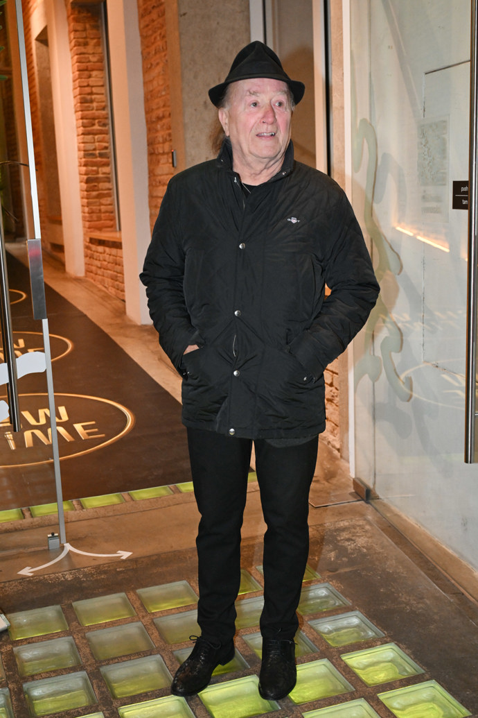 Petr Janda přišel v černém.