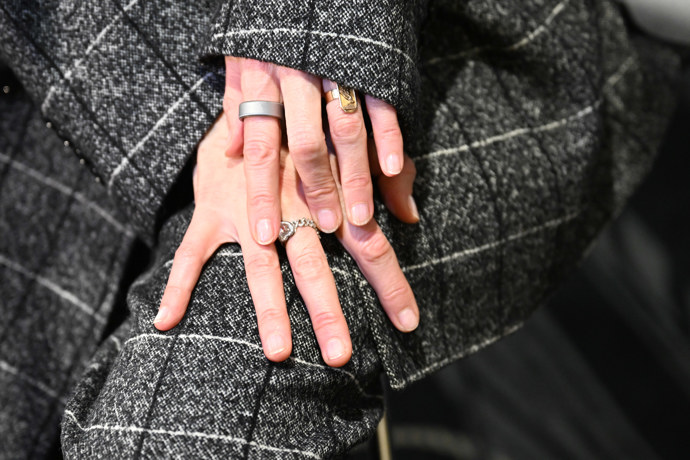 Eva Herzigová doplnila outfit o jemné šperky.