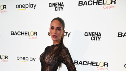 FOTO: Stella Tesaříková na červeném koberci.