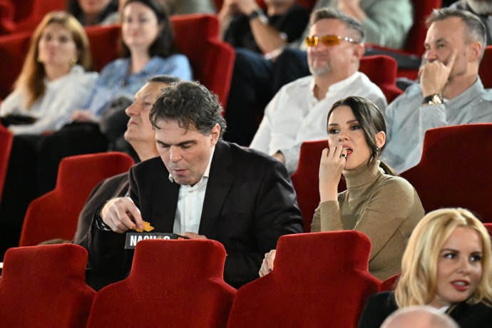 Pár sleduje film, ale stíhá i jíst.