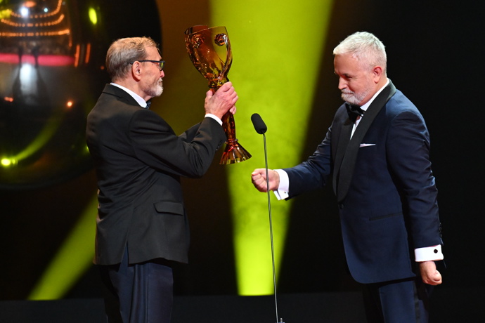 Ladislav Frej převzal cenu z rukou Ondřeje Kepky.