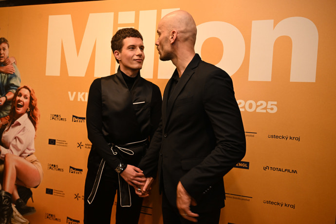 Dvojice si vyměňovala zamilované pohledy.