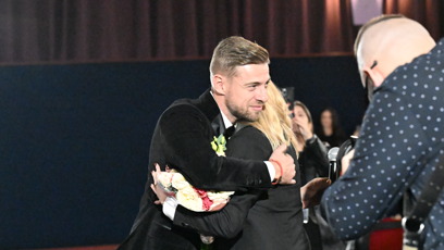 FOTO: Radostné objetí po skončení projekce.