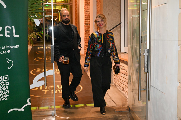 Kapitán Demo se ženou. 