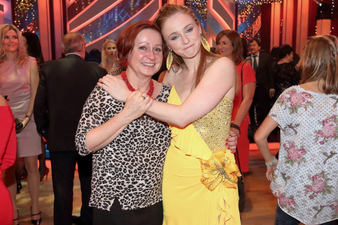 Marie Doležalová se svou maminkou před deseti lety během StarDance. 