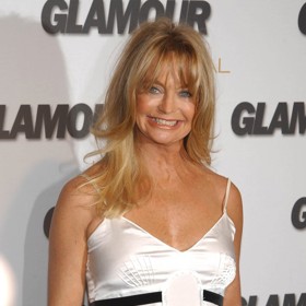 Odhalený dekolt, pro to má Goldie slabost. Její roztomilé pihy v této oblasti proto zná celý svět. Ukázala je i v saténovém topíku na špagetová ramínka, který oblékla na předávání cen Ženám roku 2005.