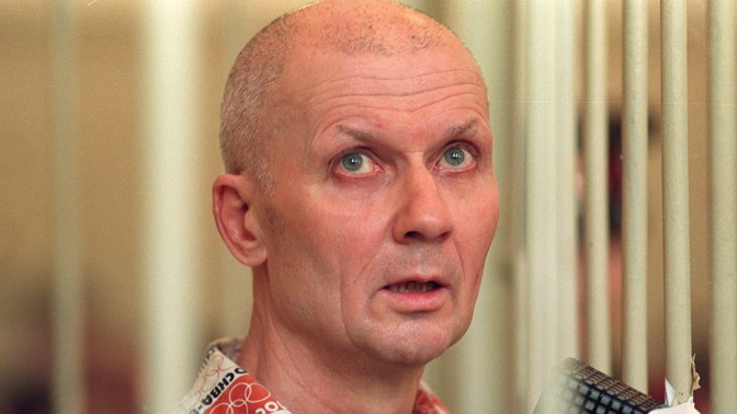 Sériový vrah Andrej Čikatilo se při čtení svého psychologického posudku rozplakal. V soudní síni musel být v kleci