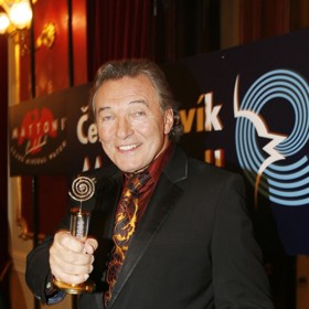 Ani v roce 2006 se zpěvák nevzdal vzorované kravaty.