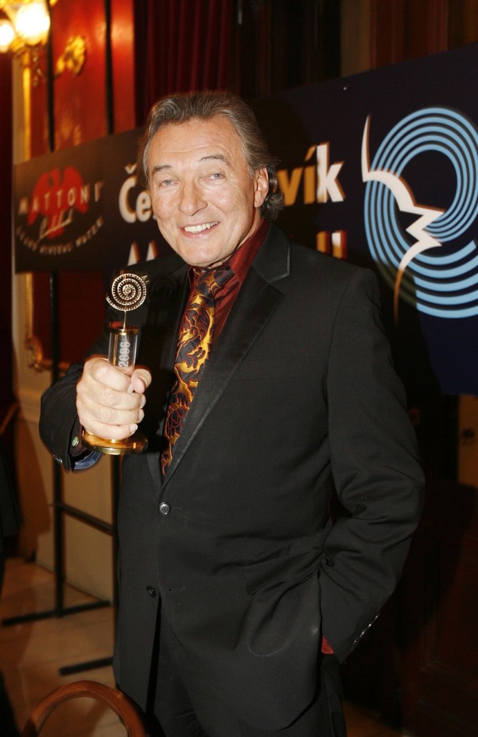 Ani v roce 2006 se zpěvák nevzdal vzorované kravaty.