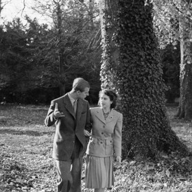 Na líbánky vyrazili novomanželé na tři týdny do Hampshiru a Skotska. Při romantických procházkách jim nejčastěji dělala společnost fenka velškorgiho Susan.