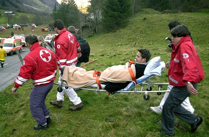Záchranáři se zraněnými v Kaprunu.