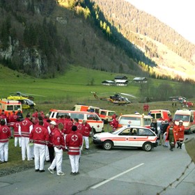 Záchranáři na místě tragédie v Kaprunu.