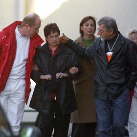 Záchranáři odvádějí příbuzné obětí v Kaprunu.