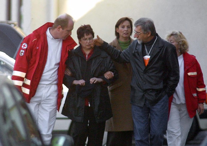 Záchranáři odvádějí příbuzné obětí v Kaprunu.