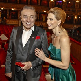 V roce 2012 si po boku své manželky Ivany Karel Gott užíval vítězství v antracitově šedém obleku.