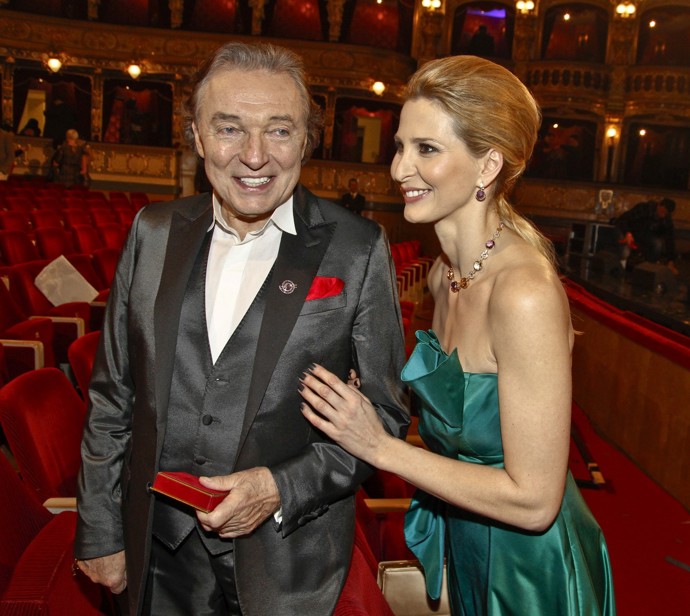 V roce 2012 si po boku své manželky Ivany Karel Gott užíval vítězství v antracitově šedém obleku.