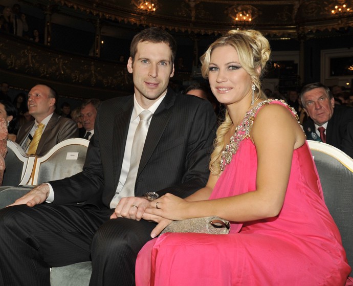 Srpen přinesl velmi nečekané rozvodové oznámení. Postaral se o něj fotbalový brankář Petr Čech, když na Instagramu přiznal, že se rozešel se svou studentskou láskou Martinou.