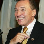 Na Českého slavíka v roce 2004 Karel Gott zvolil výraznou kravatu a košili s ladícími proužky.