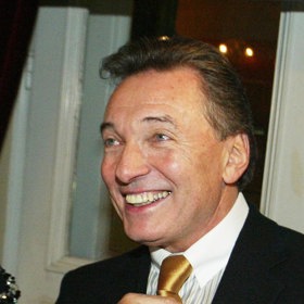 Na Českého slavíka v roce 2004 Karel Gott zvolil výraznou kravatu a košili s ladícími proužky.