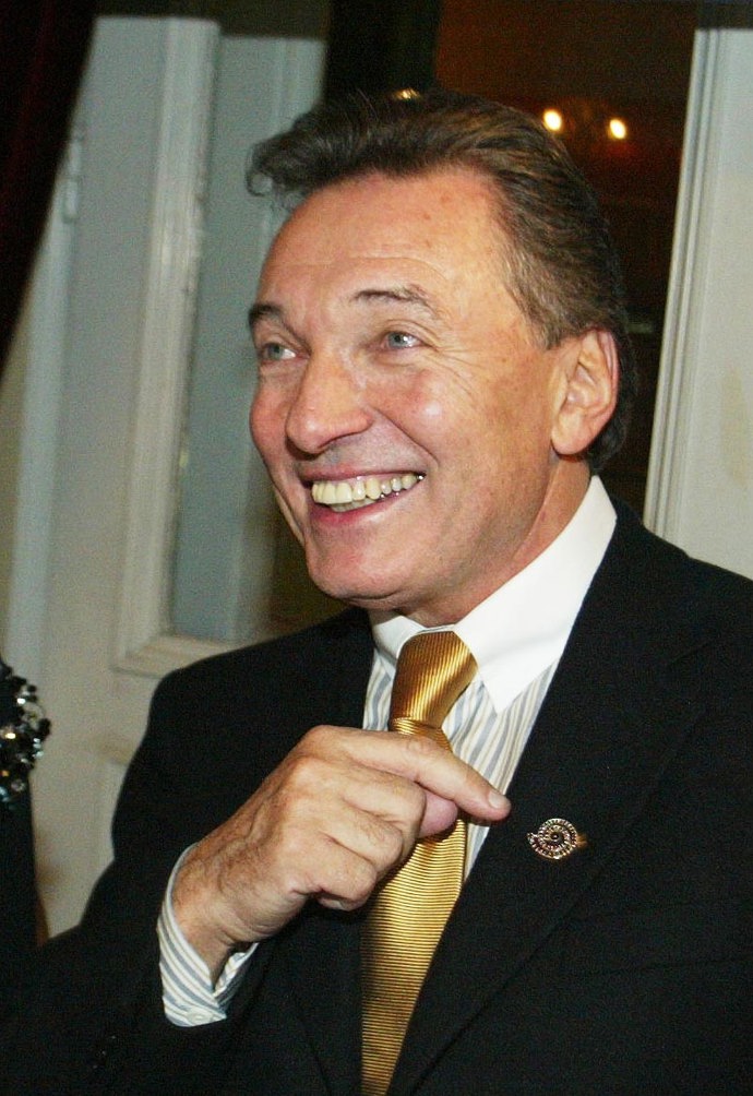 Na Českého slavíka v roce 2004 Karel Gott zvolil výraznou kravatu a košili s ladícími proužky.
